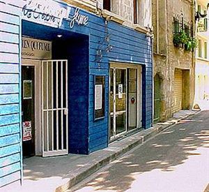 Façade du Théâtre du Chien qui Fume — photographie d’archives